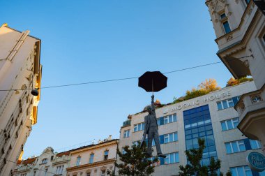 Prag, Çek Cumhuriyeti - 25 Eylül 2023 - Vltava Nehri kıyısında Prag şehrinde bir yürüyüş, bir dans evi ve gün batımı.