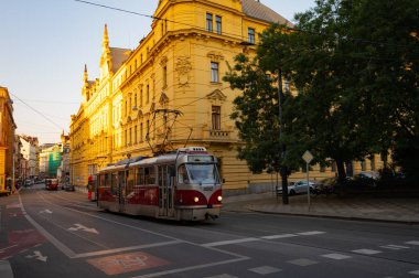 Prag, Çek Cumhuriyeti - 25 Eylül 2023 - Vltava Nehri kıyısında Prag şehrinde bir yürüyüş, bir dans evi ve gün batımı.