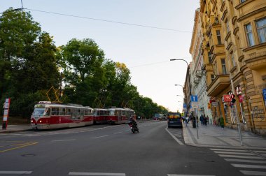 Prag, Çek Cumhuriyeti - 25 Eylül 2023 - Vltava Nehri kıyısında Prag şehrinde bir yürüyüş, bir dans evi ve gün batımı.