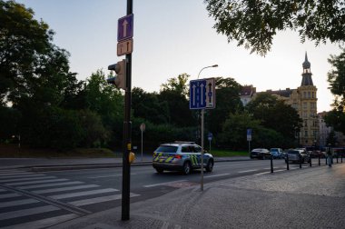 Prag, Çek Cumhuriyeti - 25 Eylül 2023 - Vltava Nehri kıyısında Prag şehrinde bir yürüyüş, bir dans evi ve gün batımı.