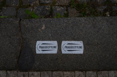 Prag, Çek Cumhuriyeti - 25 Eylül 2023 - Vltava Nehri kıyısında Prag şehrinde bir yürüyüş, bir dans evi ve gün batımı.
