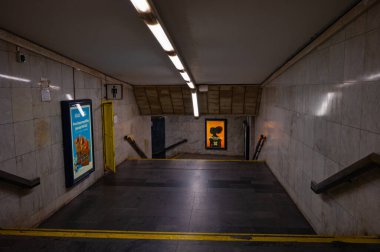 Prag, Çek Cumhuriyeti - 26 Eylül 2023 - Prag şehri etrafında yürüyüş ve metro istasyonunu ziyaret.