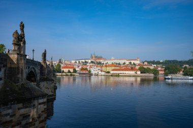 Prag, Çek Cumhuriyeti - 26 Eylül 2023 - Charles Köprüsü manzarası ve Prag 'ın Eski Kenti.