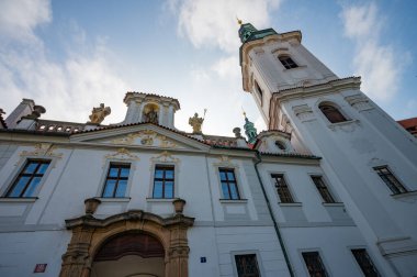 Prag, Çek Cumhuriyeti - 26 Eylül 2023 - Petrin Kulesi 'ne tırmanırken Prag ufuk çizgisi.