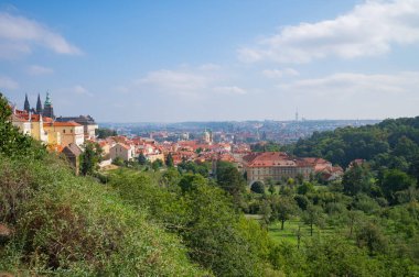 Prag, Çek Cumhuriyeti - 26 Eylül 2023 - Petrin Kulesi 'ne tırmanırken Prag ufuk çizgisi.