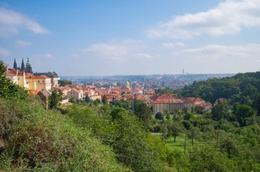 Prag, Çek Cumhuriyeti - 26 Eylül 2023 - Petrin Kulesi 'ne tırmanırken Prag ufuk çizgisi.