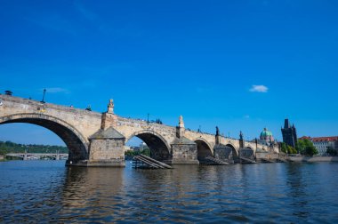 Prag, Çek Cumhuriyeti - 26 Eylül 2023 - Prag 'da bir tekne gezisi sırasında Charles Köprüsü, Vltava Nehri manzarası.