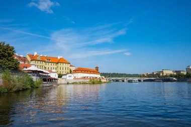 Prag, Çek Cumhuriyeti - 26 Eylül 2023 - Prag 'da bir tekne gezisi sırasında Charles Köprüsü, Vltava Nehri manzarası.