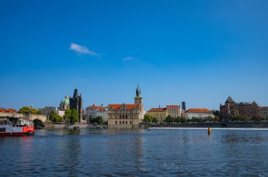 Prag, Çek Cumhuriyeti - 26 Eylül 2023 - Prag 'da bir tekne gezisi sırasında Charles Köprüsü, Vltava Nehri manzarası.
