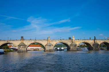 Prag, Çek Cumhuriyeti - 26 Eylül 2023 - Prag 'da bir tekne gezisi sırasında Charles Köprüsü, Vltava Nehri manzarası.