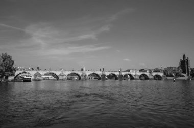 Prag, Çek Cumhuriyeti - 26 Eylül 2023 - Prag 'da bir tekne gezisi sırasında Charles Köprüsü, Vltava Nehri manzarası.