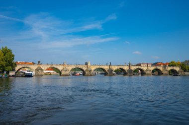 Prag, Çek Cumhuriyeti - 26 Eylül 2023 - Prag 'da bir tekne gezisi sırasında Charles Köprüsü, Vltava Nehri manzarası.