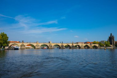 Prag, Çek Cumhuriyeti - 26 Eylül 2023 - Prag 'da bir tekne gezisi sırasında Charles Köprüsü, Vltava Nehri manzarası.