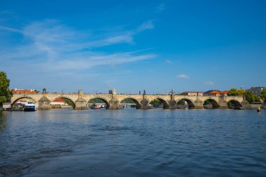 Prag, Çek Cumhuriyeti - 26 Eylül 2023 - Prag 'da bir tekne gezisi sırasında Charles Köprüsü, Vltava Nehri manzarası.