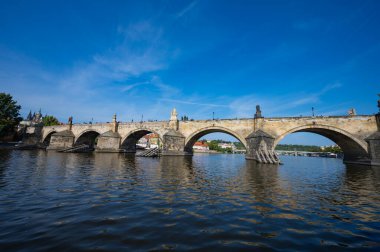 Prag, Çek Cumhuriyeti - 26 Eylül 2023 - Prag 'da bir tekne gezisi sırasında Charles Köprüsü, Vltava Nehri manzarası.