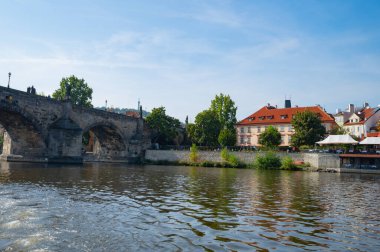 Prag, Çek Cumhuriyeti - 26 Eylül 2023 - Prag 'da bir tekne gezisi sırasında Charles Köprüsü, Vltava Nehri manzarası.