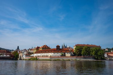 Prag, Çek Cumhuriyeti - 26 Eylül 2023 - Prag 'da bir tekne gezisi sırasında Charles Köprüsü, Vltava Nehri manzarası.