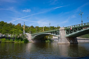 Prag, Çek Cumhuriyeti - 26 Eylül 2023 - Prag 'da bir tekne gezisi sırasında Charles Köprüsü, Vltava Nehri manzarası.