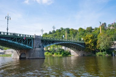 Prag, Çek Cumhuriyeti - 26 Eylül 2023 - Prag 'da bir tekne gezisi sırasında Charles Köprüsü, Vltava Nehri manzarası.