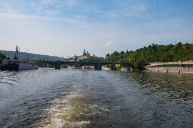 Prag, Çek Cumhuriyeti - 26 Eylül 2023 - Prag 'da bir tekne gezisi sırasında Charles Köprüsü, Vltava Nehri manzarası.