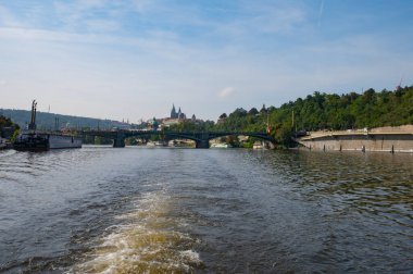 Prag, Çek Cumhuriyeti - 26 Eylül 2023 - Prag 'da bir tekne gezisi sırasında Charles Köprüsü, Vltava Nehri manzarası.