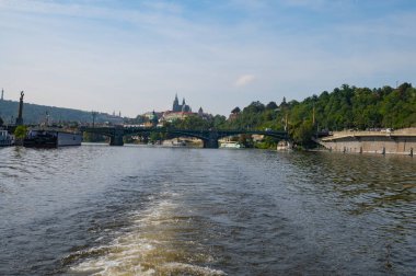 Prag, Çek Cumhuriyeti - 26 Eylül 2023 - Prag 'da bir tekne gezisi sırasında Charles Köprüsü, Vltava Nehri manzarası.