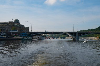 Prag, Çek Cumhuriyeti - 26 Eylül 2023 - Prag 'da bir tekne gezisi sırasında Charles Köprüsü, Vltava Nehri manzarası.