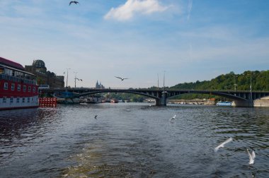 Prag, Çek Cumhuriyeti - 26 Eylül 2023 - Prag 'da bir tekne gezisi sırasında Charles Köprüsü, Vltava Nehri manzarası.