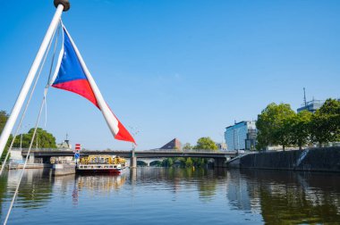 Prag, Çek Cumhuriyeti - 26 Eylül 2023 - Prag 'da bir tekne gezisi sırasında Charles Köprüsü, Vltava Nehri manzarası.