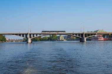 Prag, Çek Cumhuriyeti - 26 Eylül 2023 - Prag 'da bir tekne gezisi sırasında Charles Köprüsü, Vltava Nehri manzarası.
