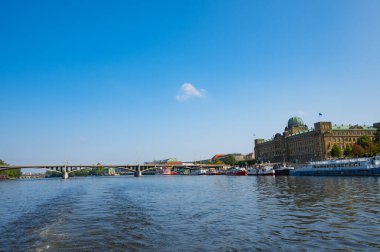 Prag, Çek Cumhuriyeti - 26 Eylül 2023 - Prag 'da bir tekne gezisi sırasında Charles Köprüsü, Vltava Nehri manzarası.