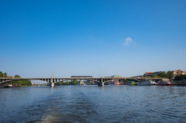 Prag, Çek Cumhuriyeti - 26 Eylül 2023 - Prag 'da bir tekne gezisi sırasında Charles Köprüsü, Vltava Nehri manzarası.