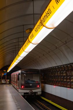 Prag, Çek Cumhuriyeti - 26 Eylül 2023 - Prag şehri etrafında yürüyüş ve metro istasyonunu ziyaret.