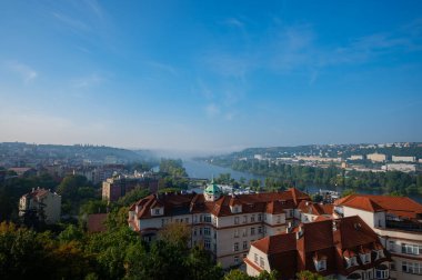 Prag, Çek Cumhuriyeti - 27 Eylül 2023 - Vysehrad üzerinde yürürken Prag ve çevresinin panoramik manzarası.