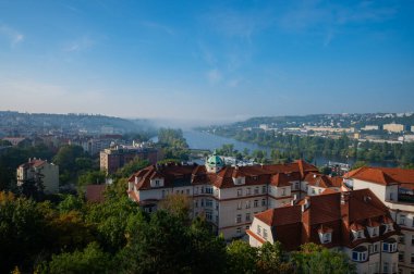 Prag, Çek Cumhuriyeti - 27 Eylül 2023 - Vysehrad üzerinde yürürken Prag ve çevresinin panoramik manzarası.