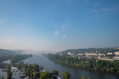 Prag, Çek Cumhuriyeti - 27 Eylül 2023 - Vysehrad üzerinde yürürken Prag ve çevresinin panoramik manzarası.