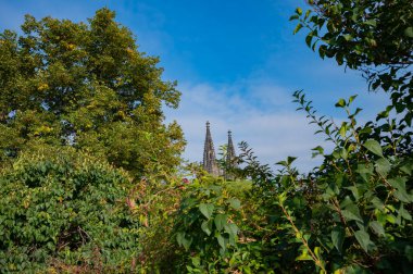 Prag, Çek Cumhuriyeti - 27 Eylül 2023 - Vysehrad üzerinde yürürken Prag ve çevresinin panoramik manzarası.