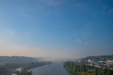 Prag, Çek Cumhuriyeti - 27 Eylül 2023 - Vysehrad üzerinde yürürken Prag ve çevresinin panoramik manzarası.