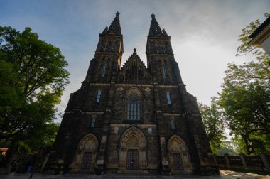 Prag, Çek Cumhuriyeti - 27 Eylül 2023 - Vysehrad üzerinde yürürken Prag ve çevresinin panoramik manzarası.