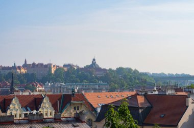 Prag, Çek Cumhuriyeti - 27 Eylül 2023 - Vysehrad üzerinde yürürken Prag ve çevresinin panoramik manzarası.