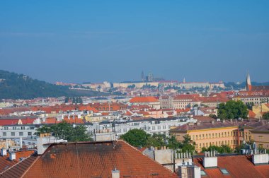 Prag, Çek Cumhuriyeti - 27 Eylül 2023 - Vysehrad üzerinde yürürken Prag ve çevresinin panoramik manzarası.