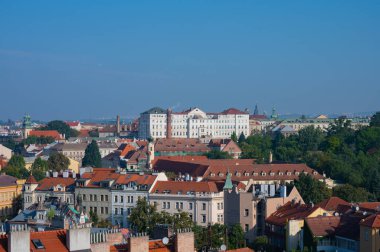 Prag, Çek Cumhuriyeti - 27 Eylül 2023 - Vysehrad üzerinde yürürken Prag ve çevresinin panoramik manzarası.