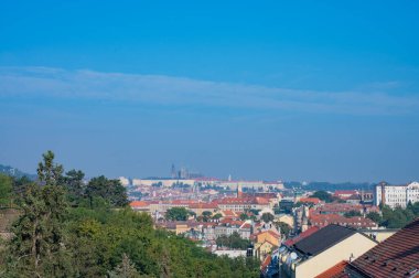 Prag, Çek Cumhuriyeti - 27 Eylül 2023 - Vysehrad üzerinde yürürken Prag ve çevresinin panoramik manzarası.
