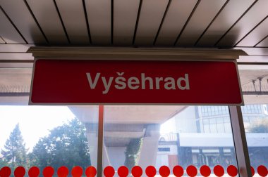 Prag, Çek Cumhuriyeti - 27 Eylül 2023 - Vysehrad üzerinde yürürken Prag ve çevresinin panoramik manzarası.