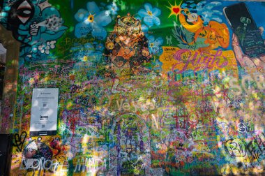 Prag, Çek Cumhuriyeti - 27 Eylül 2023 - Prag şehrinde dolaşın ve John Lenno duvarının sanat ve mimarisini takdir edin.