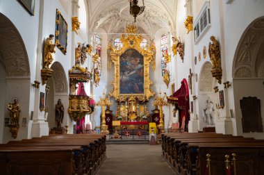 Prag, Çek Cumhuriyeti - 27 Eylül 2023 - Prag şehrinde dolaşın ve John Lenno duvarının sanat ve mimarisini takdir edin.