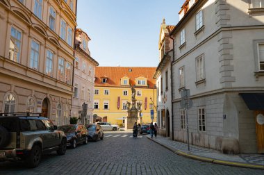 Prag, Çek Cumhuriyeti - 27 Eylül 2023 - Prag şehrinde dolaşın ve John Lenno duvarının sanat ve mimarisini takdir edin.