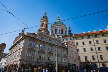 Prag, Çek Cumhuriyeti - 27 Eylül 2023 - Prag şehrinde dolaşın ve John Lenno duvarının sanat ve mimarisini takdir edin.