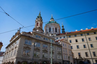 Prag, Çek Cumhuriyeti - 27 Eylül 2023 - Prag şehrinde dolaşın ve John Lenno duvarının sanat ve mimarisini takdir edin.