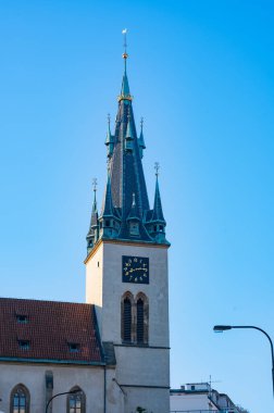 Prag, Çek Cumhuriyeti - 28 Eylül 2023 - Prag şehrinde ve çevre caddelerde yürüyüş.